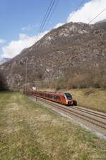 Der SOB RABe 526 212 fährt als IR 26 seinem Zielbahnhof Bellinzona entgegen.