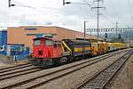 Am Nachmittag des 24.09.2016 stand Tm 232 007-5  FERRARI  mit einem Bauzug und mehreren Schotterwagen im Bahnhof von Cadenazzo abgestellt und wartete auf ihren nächsten Einsatz.