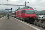 An einem bewölkten Oktobertag fährt eine unbekannt gebliebene Re 460 der SBB mit einem Interregio Zürich - Basel aus dem Bahnhof Frick aus.