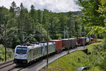 187 007-0 und eine unbekannt gebliebene BLS Railpool Lok fahren mit einem KLV Zug in Schinznach vorbei.Bild vom 15.6.2016 Lieber Gruss zurück an den Lokführer!