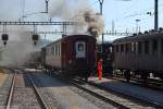  Fhrerstandsfoto  von der Handhebeldraisine beim Streckenjubilum Waldshut–Turgi am 23. August 2009 im Bahnhof Koblenz. Im Hintergrund kuppelt die 118 Jahre alte Eb 2/4 No. 35 der Jura Simplon Bahn JS gerade an ihren Zug an.