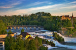 Bei einer schönen Abendstimmung in Neuhausen am Rheinfall fährt das Krokodil Be 6/8 III 13302 vom Besuch der Arbon Classic 16 kommend bei Schloss Laufen vorüber.Bild vom 7.5.2016