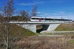 Wo vorher ein Viadukt mit einem Gleis stand, steht nach dem Doppelspurausbau nur eine Brcke mit Rampen.