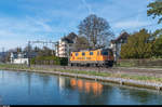 Re 4/4 II 11320 fährt am 23. März 2017 als Lokzug am Kanal bei Bürglen TG vorüber.