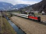 Der „RHEINTAL-EXPRESS“ RE 3828 von Chur nach St.Gallen zwischen Sargans und Trbbach.