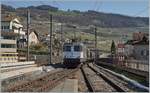 Die SBB Re 4/4 II 11256 (Re 420 256-0) erreicht mit einem Güterzug den Bahnhof von Cully.