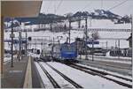 Die MOB Ge 4/4 8001 fährt mit ihrem GoldenPass Express 4068 von Monbtreux nach Interlaken Ost in Zweisimmen durch die Umspuranlage und wird kurz darauf am Bahnsteig halten.