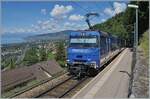 Die MOB Ge 4/4 8001 hat den GoldenPass Exprss GPX 4068 von Interlaken Ost nach Montreux von der BLS in Zweisimmen übernommen und fährt nun an der Haltestelle Sonzier vorbei.