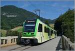 Der TPC ASD ABe 4/8 471 ist von Aigle auf dem Weg nach Les Diablerets und fährt auf dem  Abstecher  nach Le Sépey bei Les Planches (Aigle) über die 97 Meter lange Brücke  Planches  welche über den Fluss Grande Eau führt und auch von Fussgänger und Auto genutzt wird. 

27. Juli 2024