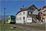 Kurz vor Aigle Château verlässt das Trasse der ASD die Strasse und führt eigentrassiert durch die Weinberge in Richtung Verschiez. Im Bild: der TPC ASD ABe 4/8 471 der als R 71 436 auf dem Weg nach Les Diablerets ist.

2. November 2024