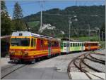 Der BVB Beh 4/4 83 schiebt seinen Regionalzuzg 46 von Bex nach Villars kurz nach der Abfahrt in Bévieux bergwärts. 
12. Aug. 2015