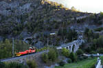 Matterhorn-Gotthard-Bahn: Der Schneepflug MGB X4902 wird von der Diesellok HGm2/2 76 nach Oberwald gebracht.