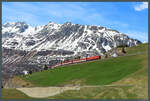 Bei Andermatt windet sich die Oberalppassstrecke in mehreren Schleifen am Hang des Nätschen nach oben.