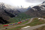 Matterhorn-Gotthard-Bahn - Blick hinunter von Nätschen ins Urserental und in die Ferne zum Furka-Pass.