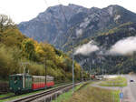 Lok 63 der Schynigen Platte Bahn stösst ihre beiden Wagen 45 und 46 (1992) bei Wilderswil in Richtung Aufstieg (25 Promille). Der vorausfahrende Zug mit der Lok 18 ist im Hintergrund zu sehen. 9.Oktober 2024 