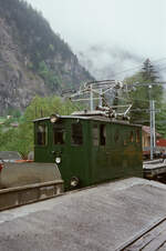 Schynige Platte Bahn 1983: Ellok 52 (Baureihe He 2/2) vor einer Verladerampe in Wilderswil (1983)