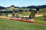 ASm/OJB/LMB: OJB Be 4/4 80 ehemals Biasca Acquarossa Bahn, BA mit SNB B4 20 bei Melchnau im September 1985.