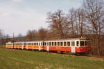 100 JAHRE BIPPERLISI
Bahnlinie Solothurn-Niederbipp
1918 bis 2018

Nur noch EINMAL SCHLAFEN bis zum Beginn von BIPPERLISIS GEBURTSTAGSPARTY vom 28. April 2018.

Zuerst aber noch ein letzter kleiner Schritt in seine Vergangenheit.

Von den 5 Steuerwagen Bt 101 - 105 hatte der SNB Bt 102 den roten Anstrich noch lange Zeit behalten. Im Mai 1982 konnte die 102 auf der Melchnauerlinie an der Spitze eines sehr seltenen Vierwagenzuges fotografiert werden.
Foto: Walter Ruetsch 
