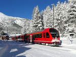 Prächtiges Winterwetter in den Bündner Bergen: ABe 4/16 3161 fährt als Regio aus dem Bahnhof Davos Wolfgang nach Davos Dorf - Davos Platz. Davos, 25.12.2024