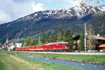 RhB Schnellzug 34 Glacier-Express von Davos Platz nach Zermatt am 30.05.1992 zwischen Davos Platz und Davos Dorf mit E-Loks Ge 4/4 II 627 - Ge 4/4 II 603 - FO A - FO AB - A -B - B - B - D:
