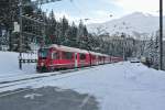 Allegra ABe 8/12 3512 mit dem RE 1028 in Davos Wolfgang. An erster Stelle hinter dem Triebzug ist der umgebaute/revidierte BDt 1722 eingereiht, dahinter sind noch 7 Personenwagen, 31.12.2013.