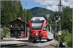 Der  Allegra  ABe 8/12 3512 (ABB) auf der Fahrt Richtung Davos beim kurzen Halt in Wiesen.
12. Sept. 2016