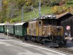 Ein REGIO-Zug aus Davos kommt im Bahnhof FILISUR, gleis 3, mit die Ge 6/6 I 415 und alte wagen. 22/10/2019