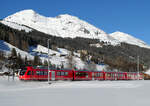 Vom Winterwanderweg aus gesehen: Regio von Filisur nach Davos Platz in der Nachmittagssonne. Davos, 25.12.2024