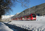 Perfektes Wetter in perfekter Landschaft auf dem Winterwanderweg in Davos: ABe 4/16 3161 als Regio von Davos Platz nach Filisur bei Davos Frauenkirch in der Nachmittagssonne. Davos, 25.12.2024