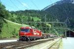 RhB EXTRAGTERZUG 6152 von Filisur nach Klosters am 27.06.1995 Ausfahrt Filisur mit E-Lok Ge 4/4III 641 - Rw 8241 - Rw 8264 - Rw 8267 - Rw 8244 - Rpw 8237 - Rw 8222. Hinweis: Lok noch mit Werbung: HEIDILAND/BERNINA-EXPRESS, Umleitungsverkehr wegen Streckenunterbruch SAAS!
