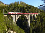 Abe 8/12 3515  Alois Carigiet  befährt mit dem Bernina Express 961 (Davos Platz - Tirano) das Wiesener Viadukt. Es ist 88,9m hoch und 210m lang und überspannt die Landwasser.
(06. Mai 2016)
