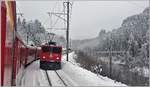 RE1737 kreuzt in Valendas-Sagogn den Valserwasserzug mit Ge 6/6 II 701  Raetia . (22.01.2018)