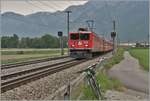 RE 1733 mit Ge 6/6 II 705  Pontresina/Puntraschigna  zwischen Chur West und Felsberg.. (02.05.2018)