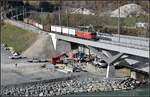 5732 mit der Ge 6/6 II 706  Disentis/Mustér  aus Ilanz benützt die provisorische Weichenverbindung zur neuen Hinterrheinbrücke. (21.11.2018)