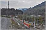 Brückenbaustelle in Reichenau-Tamins. Nachdem die neue Hinterrheinbrücke links in Betrieb genommen wurde, wird die alte Brücke saniert. Das neue Brückenteil im Vordergrund wurde mit dem Kran auf die alte Brücke gehoben und anschliessend an seine Position über der Nationalstrasse geschoben. Sie muss jetzt noch abgesenkt werden. (02.04.2019)