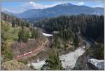 RE1744 nach Scuol-Tarasp mit Ge 4/4 II 627  Reichenau-Tamins  unterhalb der Ruine Wackenau zwischen Trin und Reichenau- Tamins.