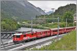 RE1745 mit Ge 4/4 II 615  Klosters  befährt gleich die Hinterrheinbrücke in Reichenau-Tamins, (13.05.2020)