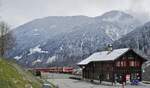 Wie viele andere Stationen der Rhätischen Bahn besitzt auch Sumvitg-Cumpadials ein ausgesprochen hübsches Bahnhofsgebäude.