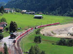Der RegioExpress von Disentis nach Chur wartet in der Station Rabius-Surrein bis der RegioExpress in der Gegenrichtung eingefahren ist. Rabius, 31.7.2023