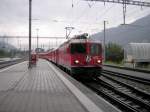 E-Lok 622 der RhB aus Richtung Chur bei der Ankunft in Disentis/Mustr bei Regenwetter.