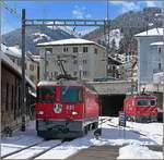 Während die Ge 4/4 II 621 in Disentis ihrem RE umfährt, wartet im Hintergrund die MGB HGe 4/4 auf den Glacier-Express.