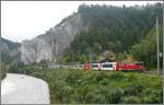 Ge 6/6 II 703  St.Moritz  zieht die Glacier Expresszge 905 und 907 durch die Rheinschlucht bei Valendas-Sagogn.