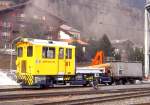 RhB LSCHZUG fr GRAUBNDEN TOURS 9239 von Reichenau nach Disentis am 26.01.1995 in Disentis mit Baudienst-Traktor Tm 2/2 81 - X 9048.