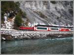Im Schutz der Steinschlaggalerie bei Trin fhrt Glacier Express 903 mit Ge 4/4 I 606  Kesch  talaufwrts Richtung Disentis. (22.12.2010)