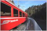 Der neue Wanderweg in der Vorderrheinschlucht zwischen Trin und Reichenau-Tamins wurde an den engsten Stellen an das bestehende Lehnenviadukt geschraubt und vermittelt so bei Zugsdurchfahrt ein  hautnahes  Erlebnis. (01.03.2011)