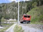 Die Ge 6/6 II 705 zieht einen Gterzug durch die engste Stelle der Ruinaulta (18. April 2011)