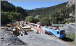 Glacier Express 902/904 mit Ge 4/4 III 647  Grsch  passiert die Brckenbaustelle ber das Carreratobel zwischen Valendas und Versam. Die neue Brcke liegt drei Meter hher als die Alte um fr das Geschiebe besser Platz zu machen und wird im November erffnet. Am Sonntag abend beim 2.letzten Regio nach Ilanz ist es dann doch noch passiert. Nach einem heftigen Gewitter trat der Carrerabach ber die Ufer, schob sein Geschiebe auf das Trassee der RhB und brachte den Be 4/4 Pendel Steuerwagen voran zum entgleisen. (13.09.2011)