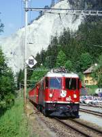 RhB Regionalzug 261 von Chur nach Disentis am 23.05.1998 in Valendas-Sagogn mit E-Lok Ge 4/4 II 615 - B 2449  - B 2361 - B 2344 - A 1236 - D 4223.