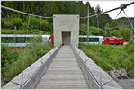 Ge 4/4 I 605  Silvretta  mit GlacierExpress Ehren bei der Hängebrücke in Trin. (17.06.2016)