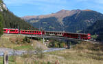 Regionalzug von Arosa nach Chur überquert die Strasse oberhalb des Bahnhofs Litzirüti und fährt talwärts Richtung Chur.